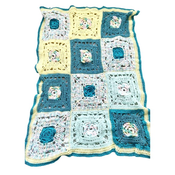 Vintage crocheted baby blanket, granny square with flowers - Picture 6 of 6
